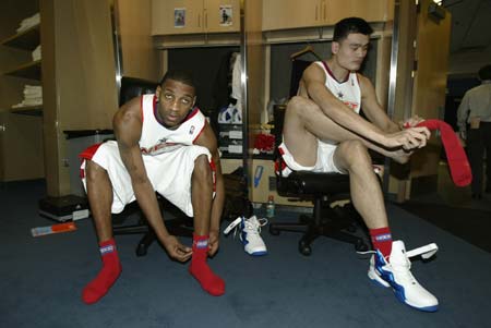 能把队友气疯！谢智杰不看人妙传郭凯 后者空篮上飞（好球被浪费！谢智杰不看人妙传喂到郭凯，郭凯空篮竟上飞）