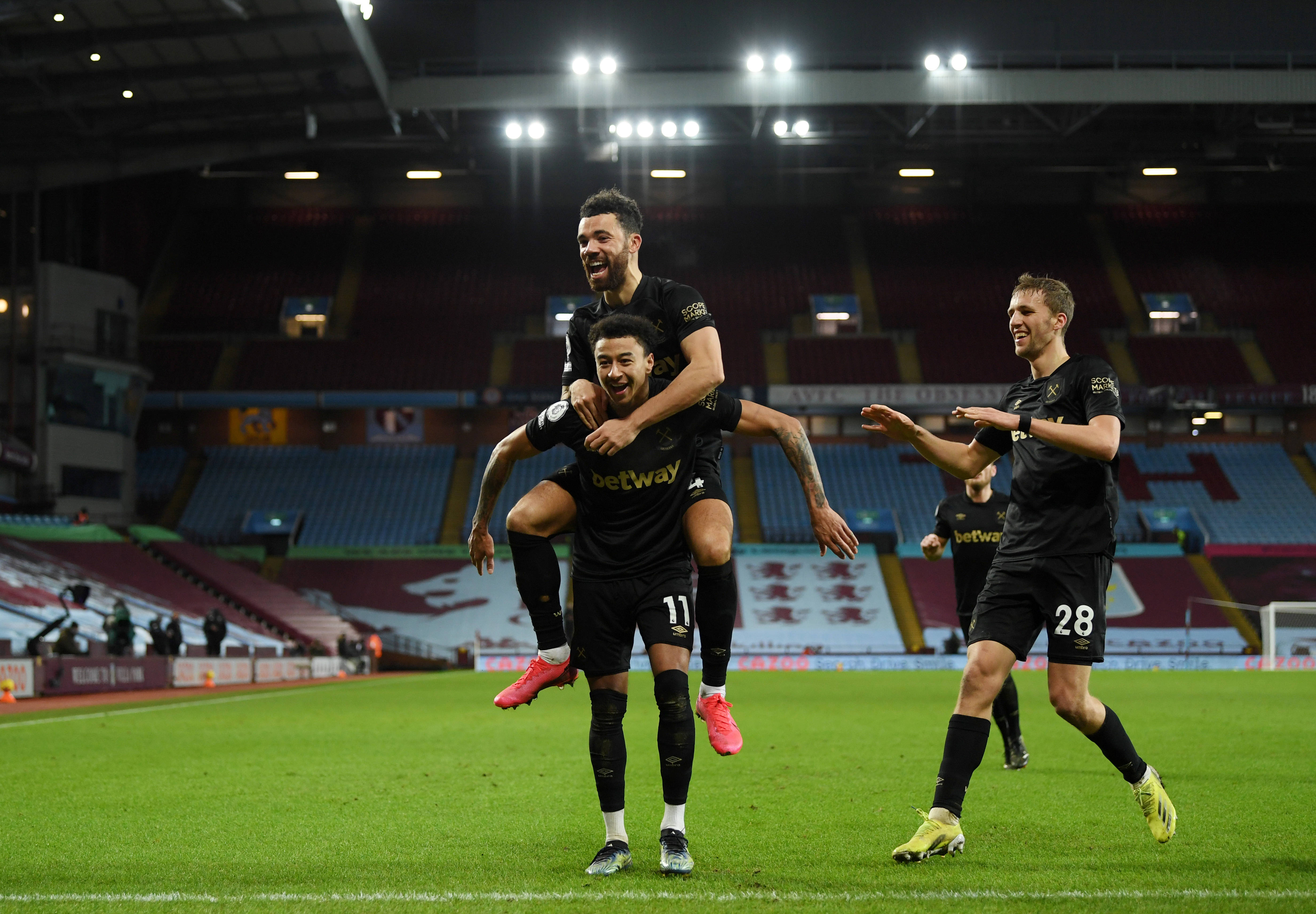 欧冠之夜法国海外球员表现：萨利巴尝试后腰，乌帕决定性（欧冠夜法籍旅欧亮点：萨利巴改打后腰，乌帕成关键先生）