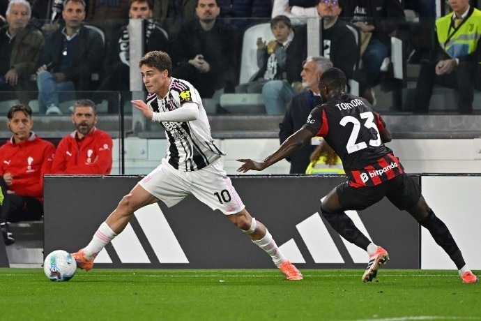 武磊受邀出席上海徐汇区足球超级联赛开幕式，并宣布比赛开幕（武磊亮相上海徐汇区足球超级联赛开幕式，宣布赛事正式启动）