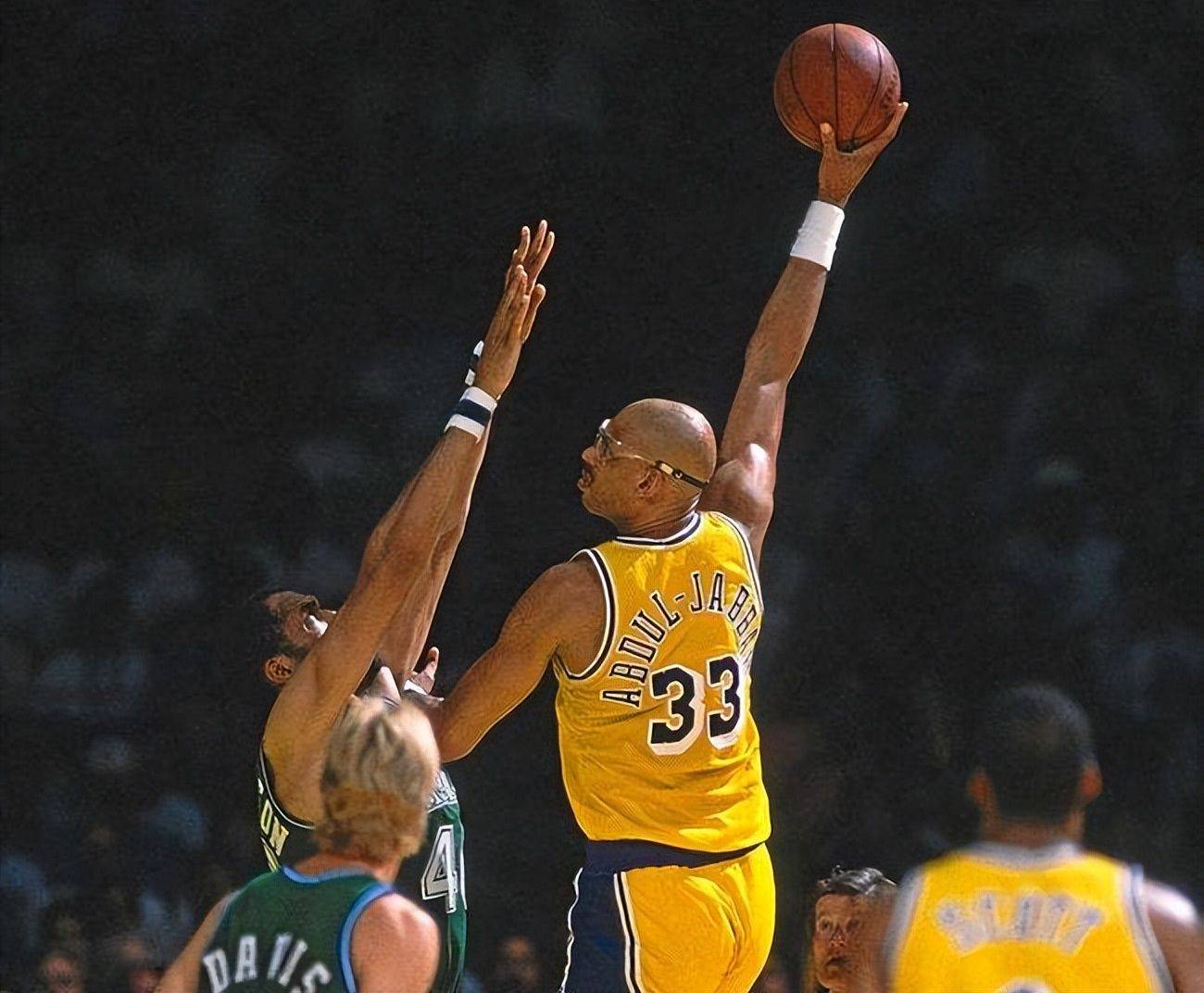 国乒8-1轻取日本队，豪夺混团世界杯三连冠（国乒8-1完胜日本，强势加冕混团世界杯三连冠）