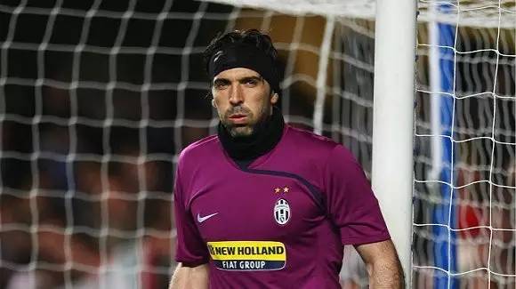 林诗栋：我没有让大家失望！胜利后亲吻胸前国旗（林诗栋：不负众望，取胜后深情亲吻胸前国旗）