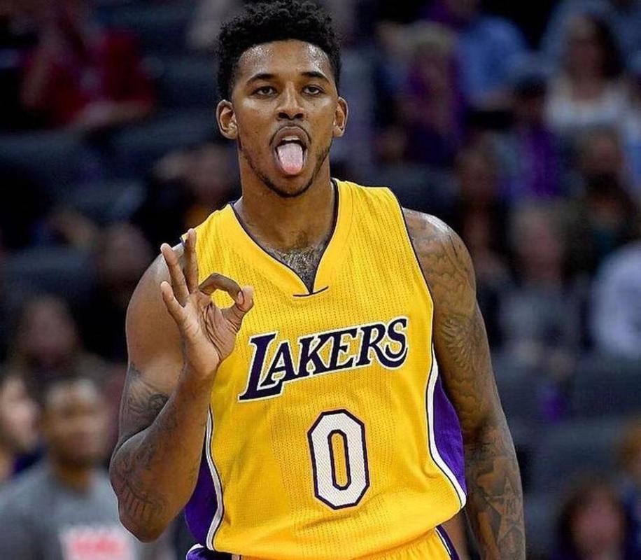 太阳队记：狄龙与裁判对峙使用不当言语，罚款35000美元（太阳随队记者：狄龙因与裁判争执出言不当，被罚3.5万美元）