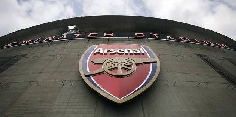 东契奇突破防线，展现惊人转身技巧（东契奇强势突破防线，转身技惊四座）