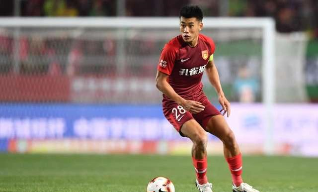 感谢背后的付出，法比奥向国安基地负责洗衣的两位大姐献花（法比奥为国安基地洗衣两位阿姨送花致敬幕后付出）