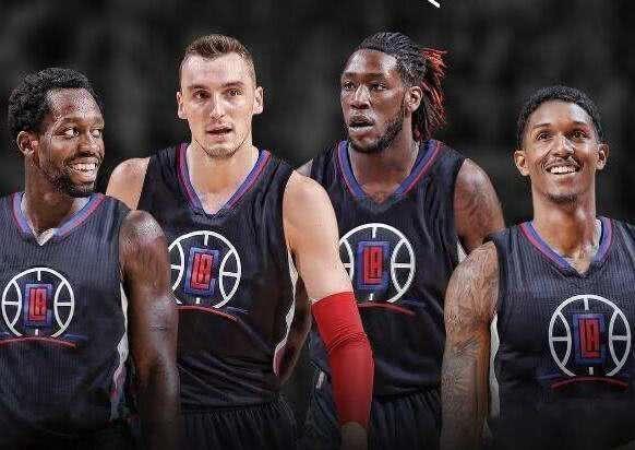 另一个半球的思念，奥斯卡晒出在家观看海港亚冠比赛照片（隔着半球的牵挂：奥斯卡在家晒图看海港亚冠）