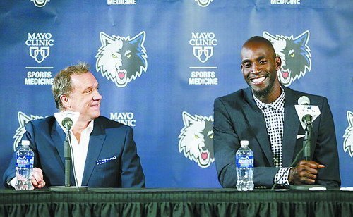 英超-曼联4-1轻取狼队，B费两射一传成头号功臣（英超：曼联4-1击退狼队，B费双响一助成最大功臣）