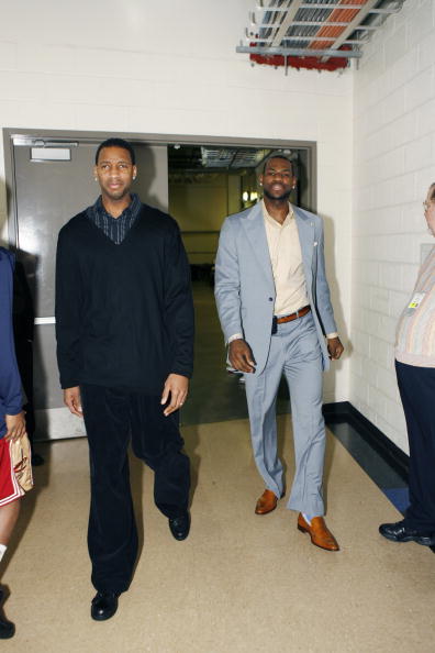 雄鹿vs76人前瞻：字母哥缺阵，76人欲获背靠背连胜（雄鹿战76人前瞻：字母哥缺席，费城冲击背靠背连胜）