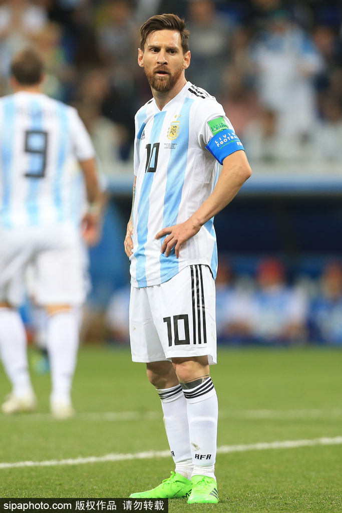 火湖圣诞大战！东契奇升级为大概率出战 内线海斯不打（圣诞夜火湖对决：东契奇大概率登场，内线海斯缺席）