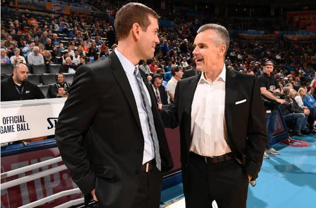 六台爆料皇马更衣室：卡瓦哈尔批裁判被打断，有人说都是狗屁借口（六台曝皇马更衣室内情：卡瓦哈尔质疑裁判遭打断，有人直斥全是借口）