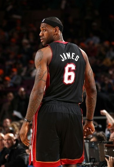 专打掘金！杜兰特面对掘金生涯场均砍下28.2分，排在历史第四（杜兰特掘金克星：对阵掘金生涯场均28.2分，历史第四高）