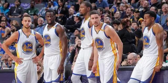 半场： 萨索洛2-1佛罗伦萨，曼德拉戈拉点射，沃尔帕托破门（半场战报：萨索洛2-1领先佛罗伦萨，曼德拉戈拉点球命中，沃尔帕托建功）