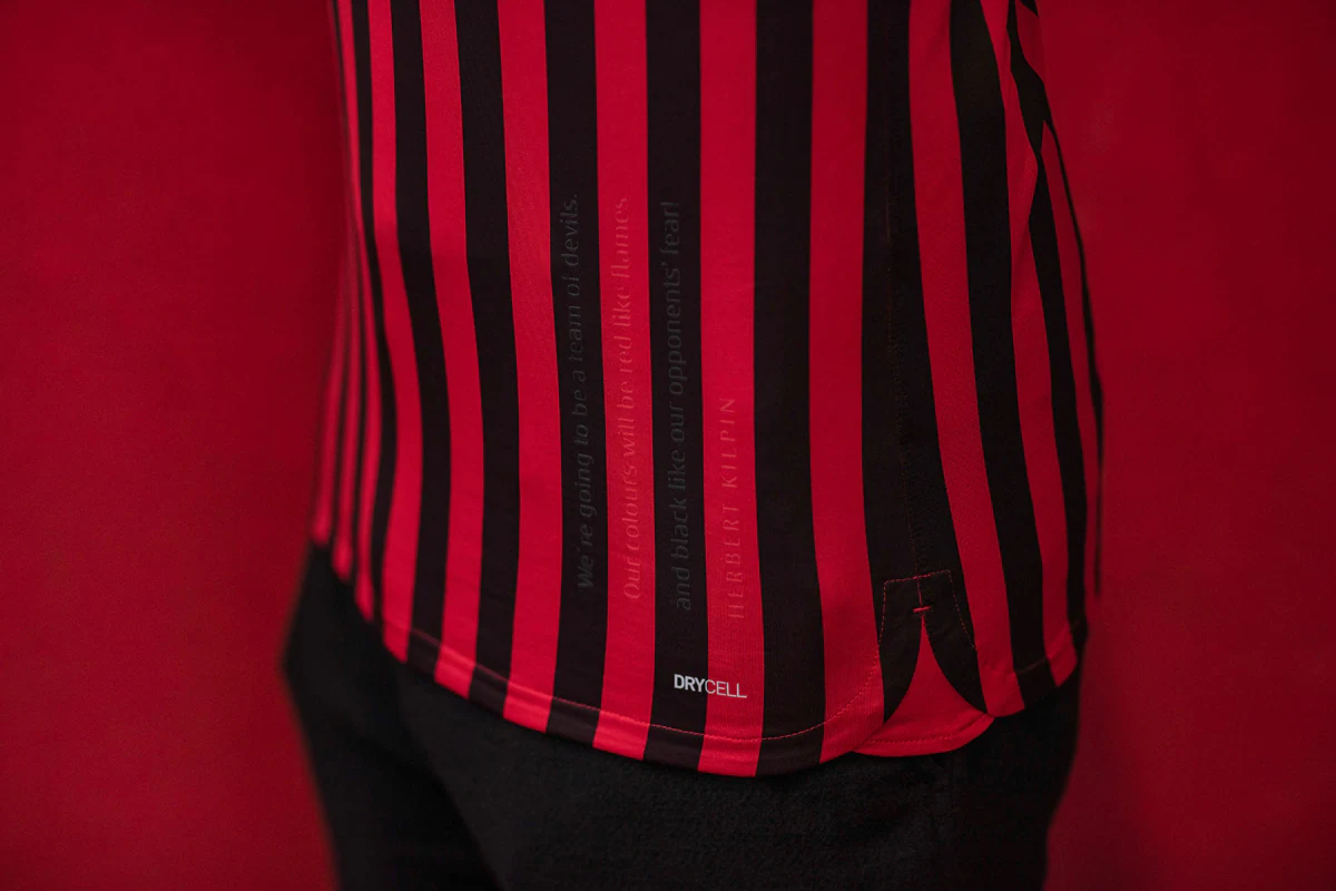 赛季首发阵容曝光 球迷热议（新赛季首发名单出炉 引发球迷热议）