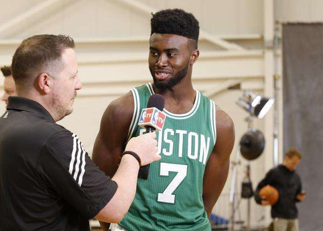 世体：巴萨为亚马尔制定了康复计划；与女友分手让其饱受困扰（世体：巴萨为亚马尔拟定康复方案；与女友分手令其深受困扰）